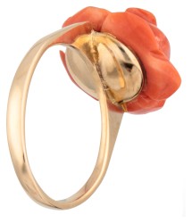 18K Geelgouden ring met een bloedkoralen roos.