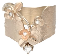 18K Gouden design ring bezet met ca. 0.12 ct. diamant.