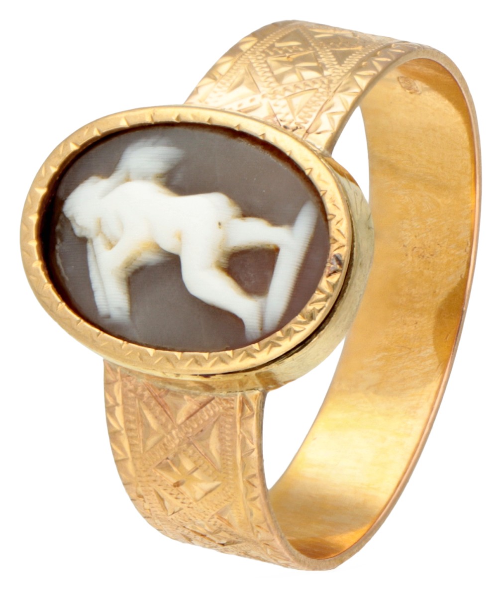 18 kt. Geelgouden ring met een camee van een putti.