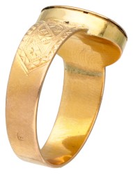 18 kt. Geelgouden ring met een camee van een putti.