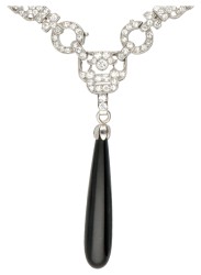 Art deco platina multifunctioneel sautoir / armbanden set bezet met ca. 13.80 ct. diamant en een onyx pampel hanger.