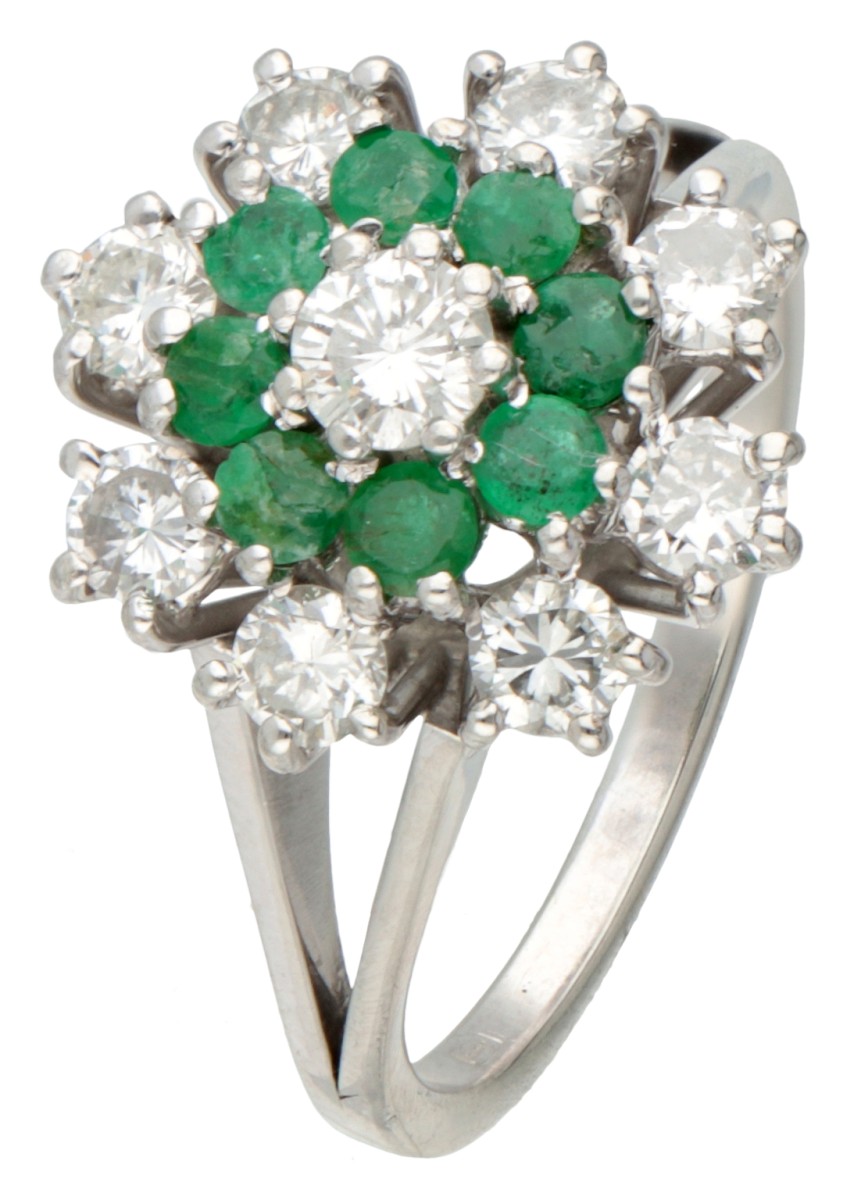 14K Witgouden entourage ring bezet met smaragd en diamant.