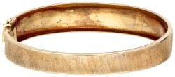 14K Geelgouden concave bangle armband met matte en gladde florale decoraties.