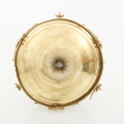 Een messing lantaarn in de vorm van een mand-kroonluchter, naar eerder voorbeeld, eind 20e eeuw.