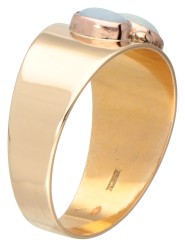 14K Geelgouden ring met drie opalen.