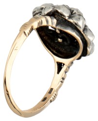 14K Bicolour gouden entourage ring met roos geslepen diamanten op folie.