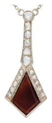 14K Geelgouden hanger aan collier met sardonyx en diamant.