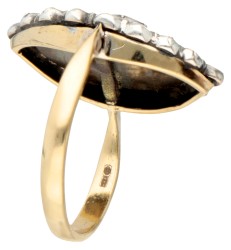 14K Geelgouden navette ring bezet met diamant gezet in zilver op Bristol glas.