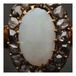 Vintage 14K geelgouden ovale rozet ring bezet met ca. 1.77 ct. opaal en diamant.