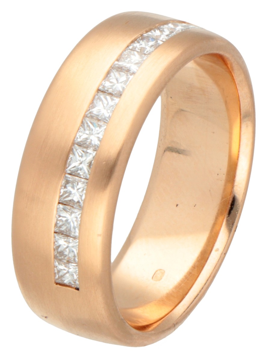 18K Geelgouden ring met gematteerde afwerking bezet met ca. 0.40 ct. princess geslepen diamant.