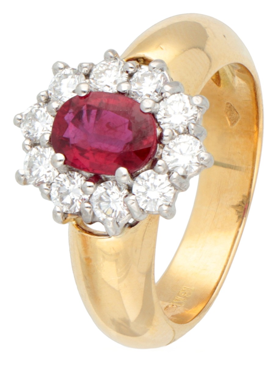 18K Geelgouden entourage ring bezet met synthetische robijn omringd door ca. 0.60 ct. diamant.