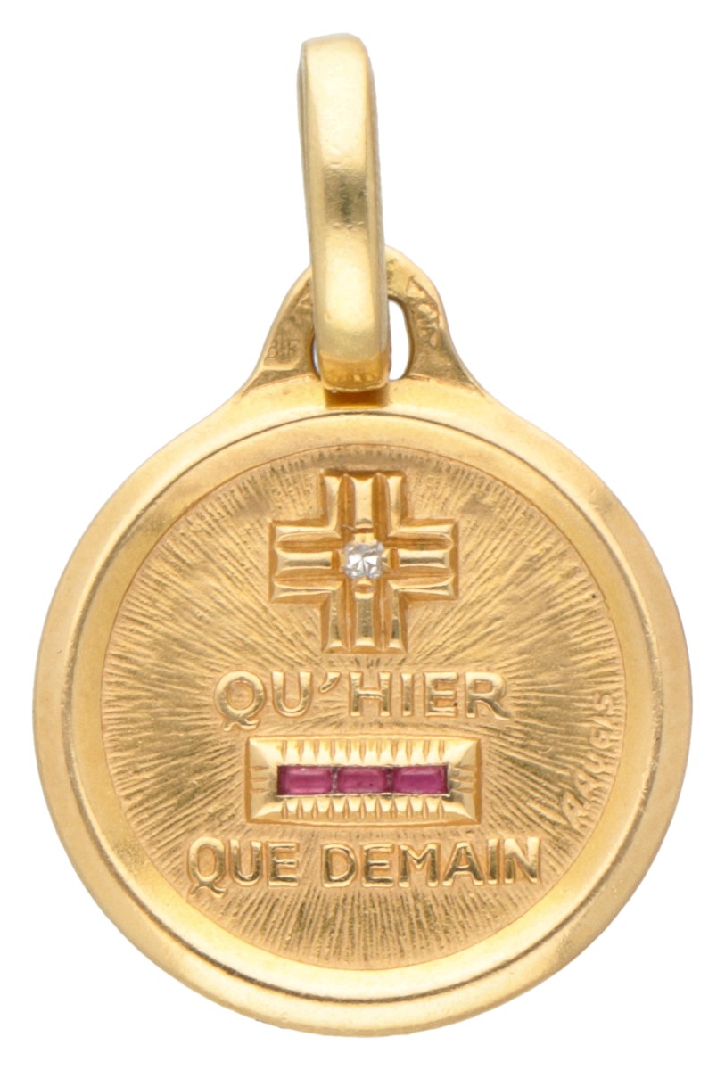 18K Geelgouden hanger "plus qu'hier moins que demain" met synthetische robijn.