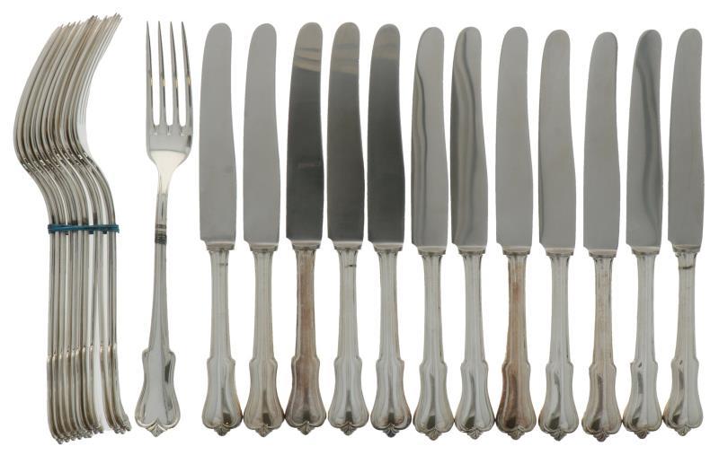12-delig set dinervorken en 12-delig set ontbijtmessen zilver.