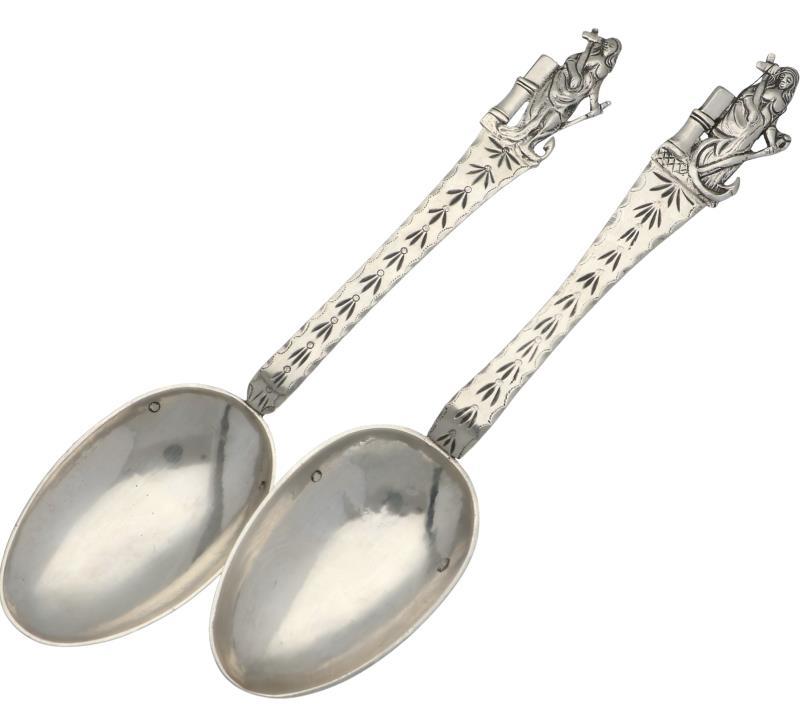 (2) Gelegenheidslepels zilver.