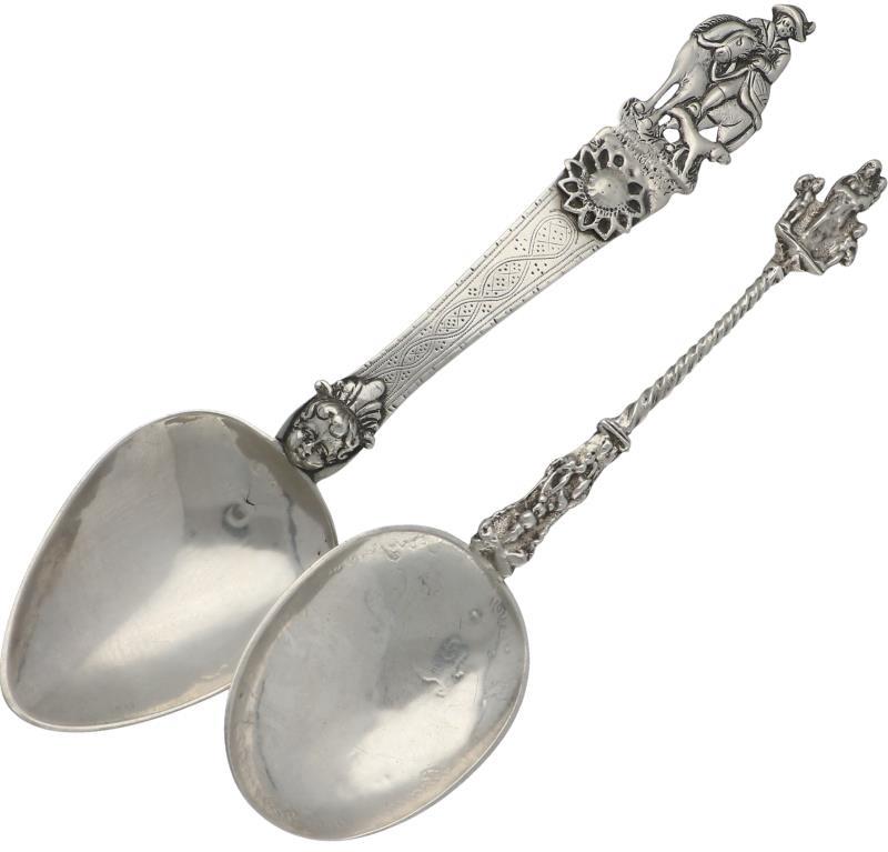 (2) Gelegenheidslepels zilver.