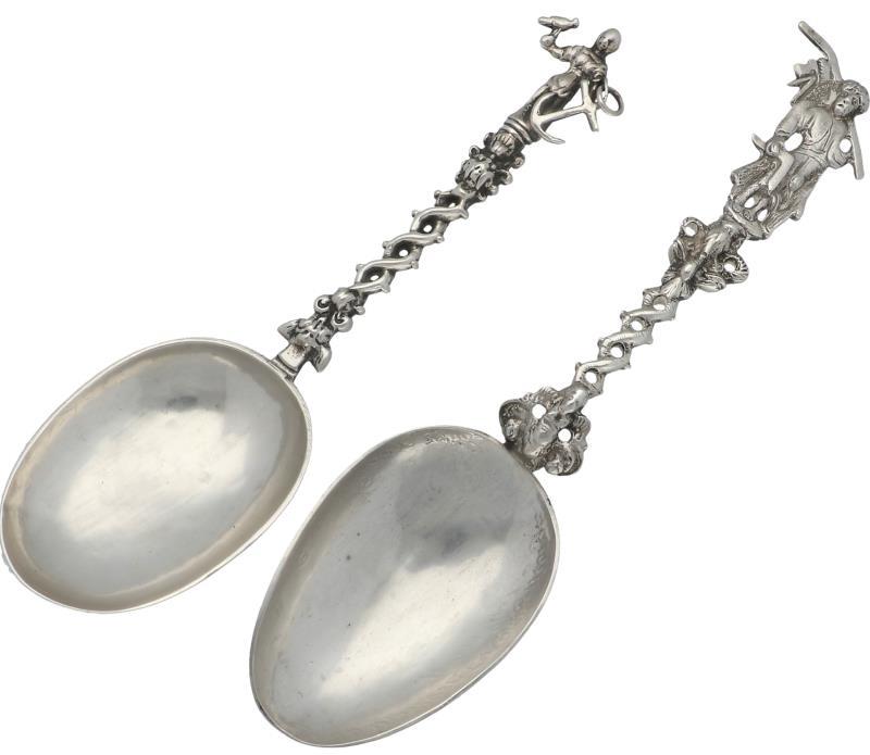 (2) Gelegenheidslepels zilver.