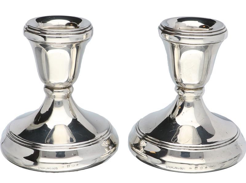 (2) Kandelaars zilver.