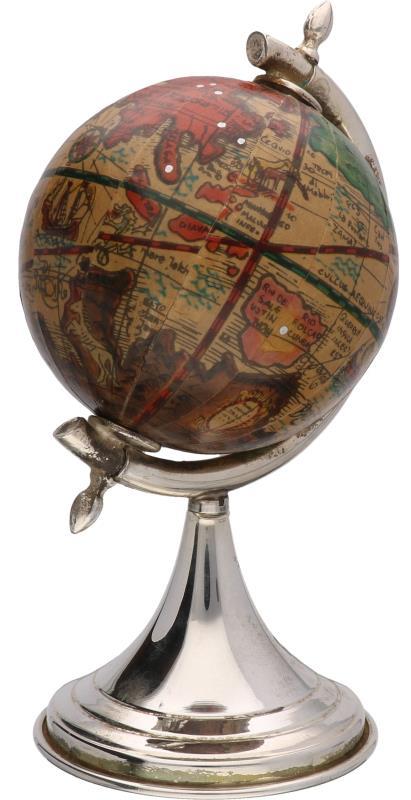 Miniatuur globe op voet zilver.