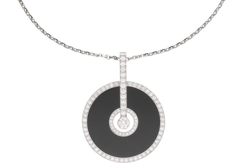 Piaget design collier met hanger witgoud, met ca. 2.12 ct. diamant en zwarte emaille - 18 kt.