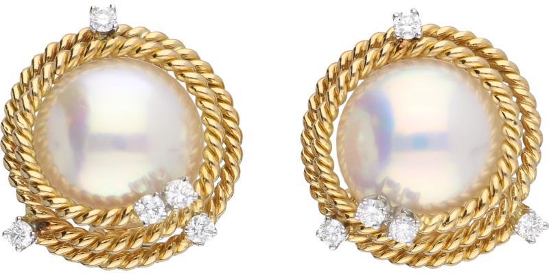 Tiffany & Co. design oorstekers geelgoud, met ca. 0.5 ct. diamant en mabe gecultiveerde parel - 18 kt. en Pt 950.