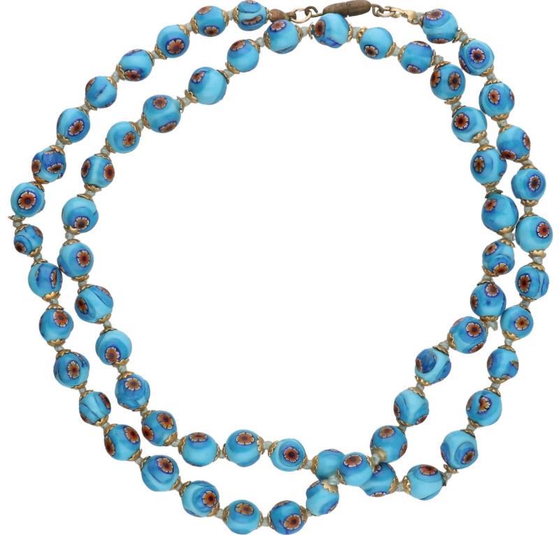 Collier, met blauw gedecoreerde kralen.