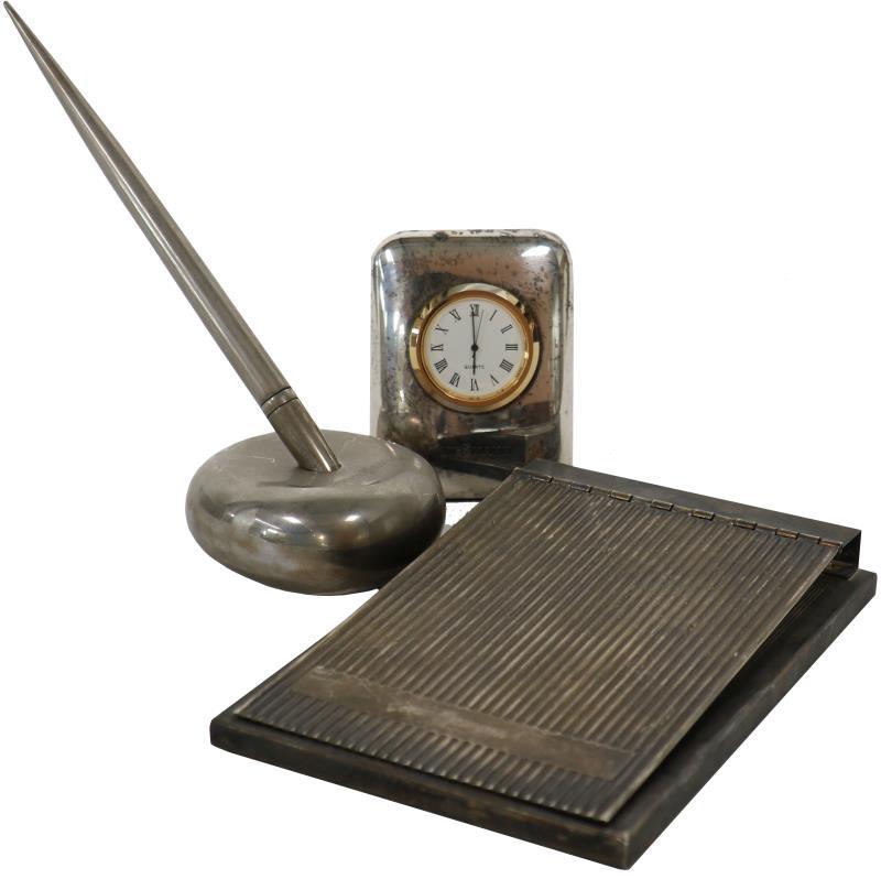 Bureau set. 