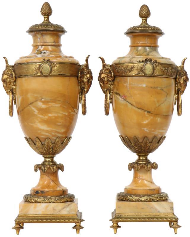 (2) Marmeren cassolettes.