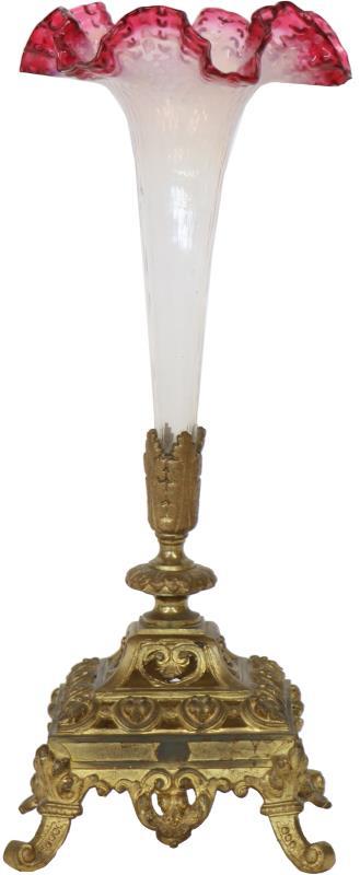Vaas Opaliserend glas met roze rand en bronzen voet. 