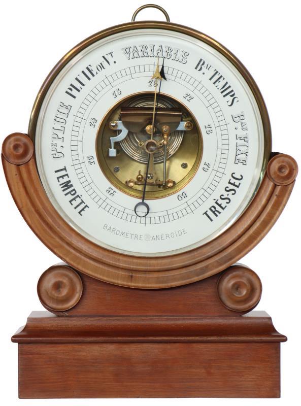 Grote barometer op sokkel. 