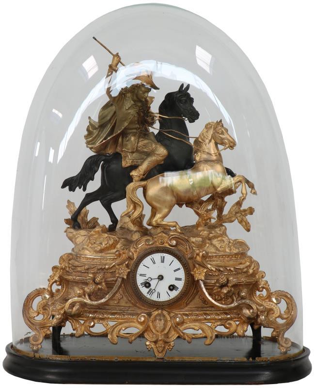Grote pendule onder glazen stolp. 