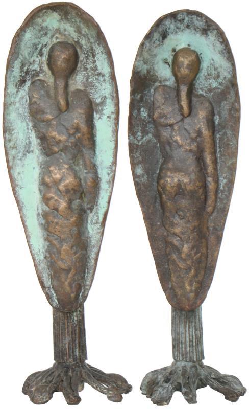 (2) Bronzen kandelaars. 