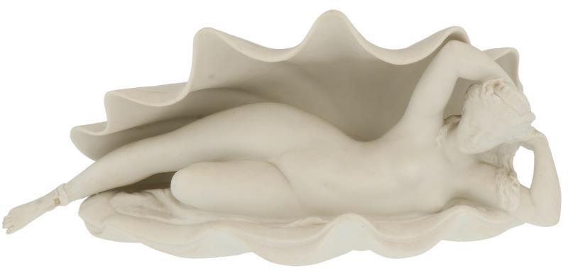 Liggende dame in schelp.