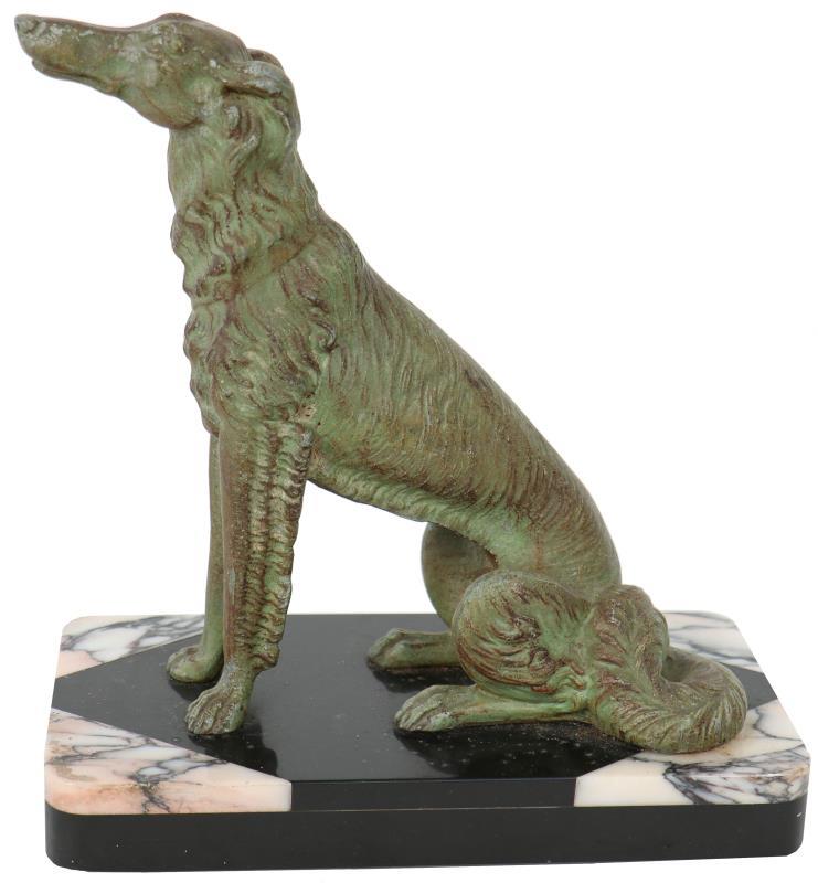 Zittende hond op marmeren voet. 