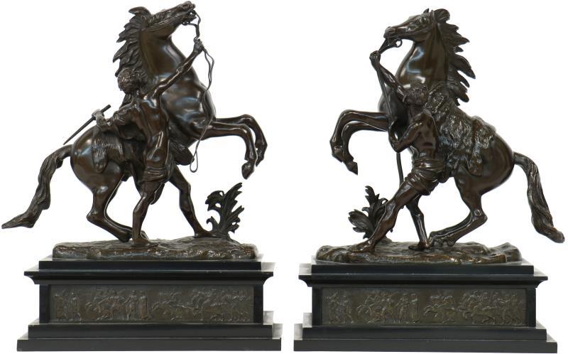 (2) Bronzen paarden.