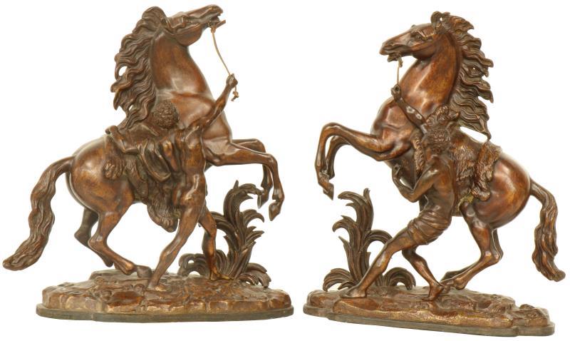 (2) Bronzen paarden.