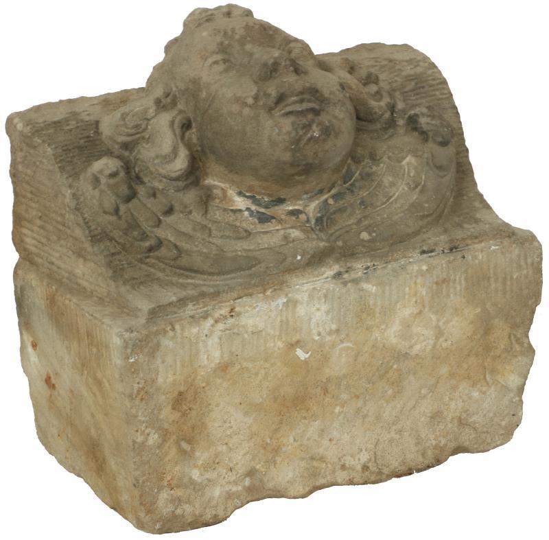 Zandstenen gevelsteen.