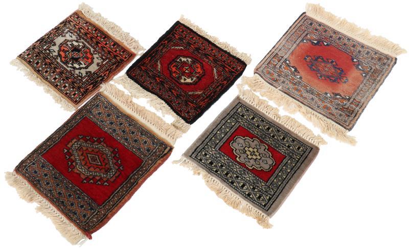 (5) Tapijtjes.