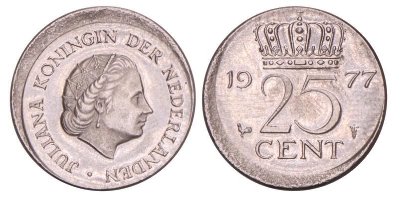 25 Cent Juliana 1977 licht excentrisch geslagen.