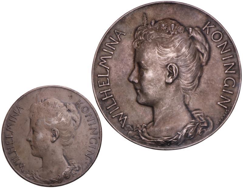 Lot (2) Algemene prijspenning koningin Wilhelmina. Door H. Baars. Klein en groot model.
