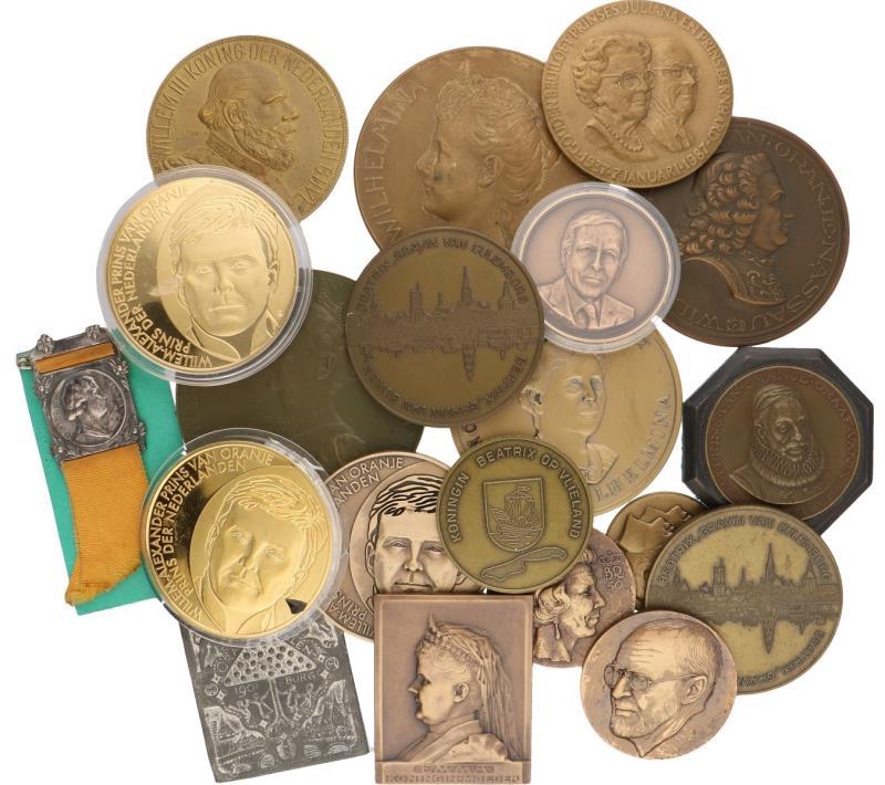 Lot (20) bronzen penningen met betrekking hebbende het Nederlandse koninklijk huis.