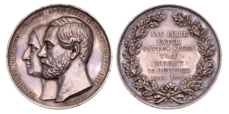 Duitsland. 1869. Zilveren huwelijk prinses Hermine von Waldeck en Adolf zu Schaumburg-Lippe. In houten doosje.