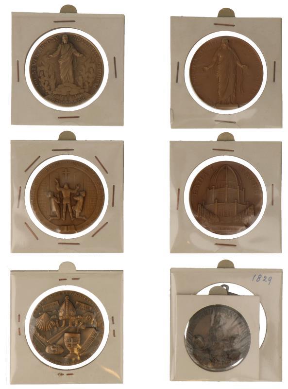 Vaticaan. Lot (7) diverse bronzen penninngen. o.a. 1829 Heiligverklaring Johannes V.