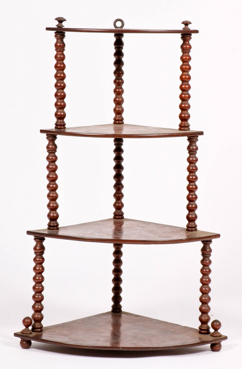 Een notenhouten wand etagère, Holland, ca. 1910.