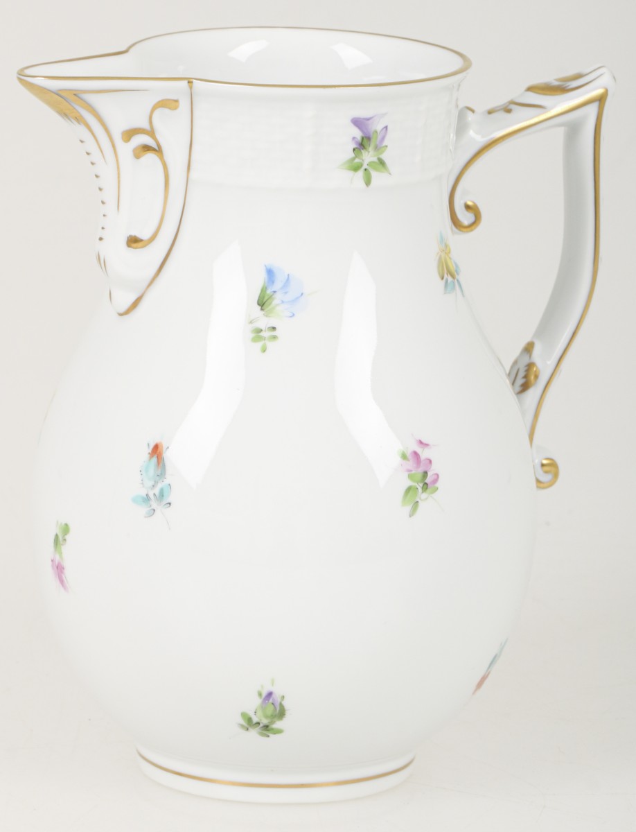 Een porseleinen koffiepot met bloemendecor. Meissen, 1e helft 20e eeuw.