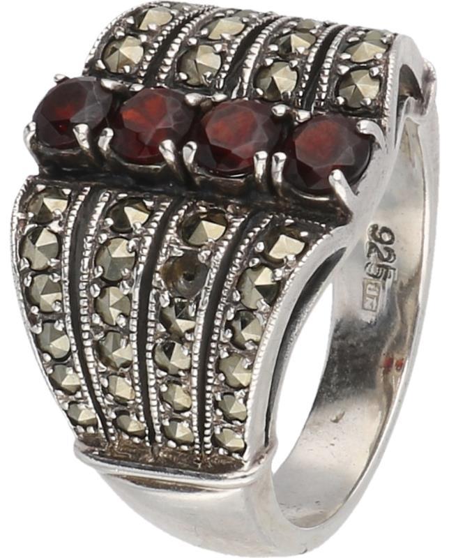 Ring zilver, met glasgranaat en markasiet - 925/1000.