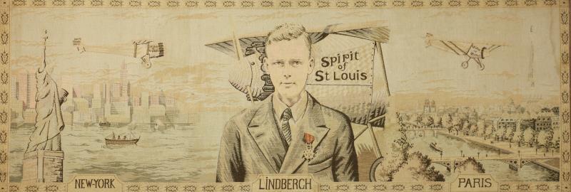 Een Jaquard geweven voorstelling van de eerste non-stop vlucht Parijs-New York van Charles Lindberg in de ' Spirit of Saint Louis' . 