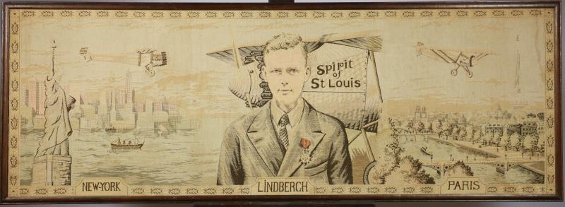 Een Jaquard geweven voorstelling van de eerste non-stop vlucht Parijs-New York van Charles Lindberg in de ' Spirit of Saint Louis' . 