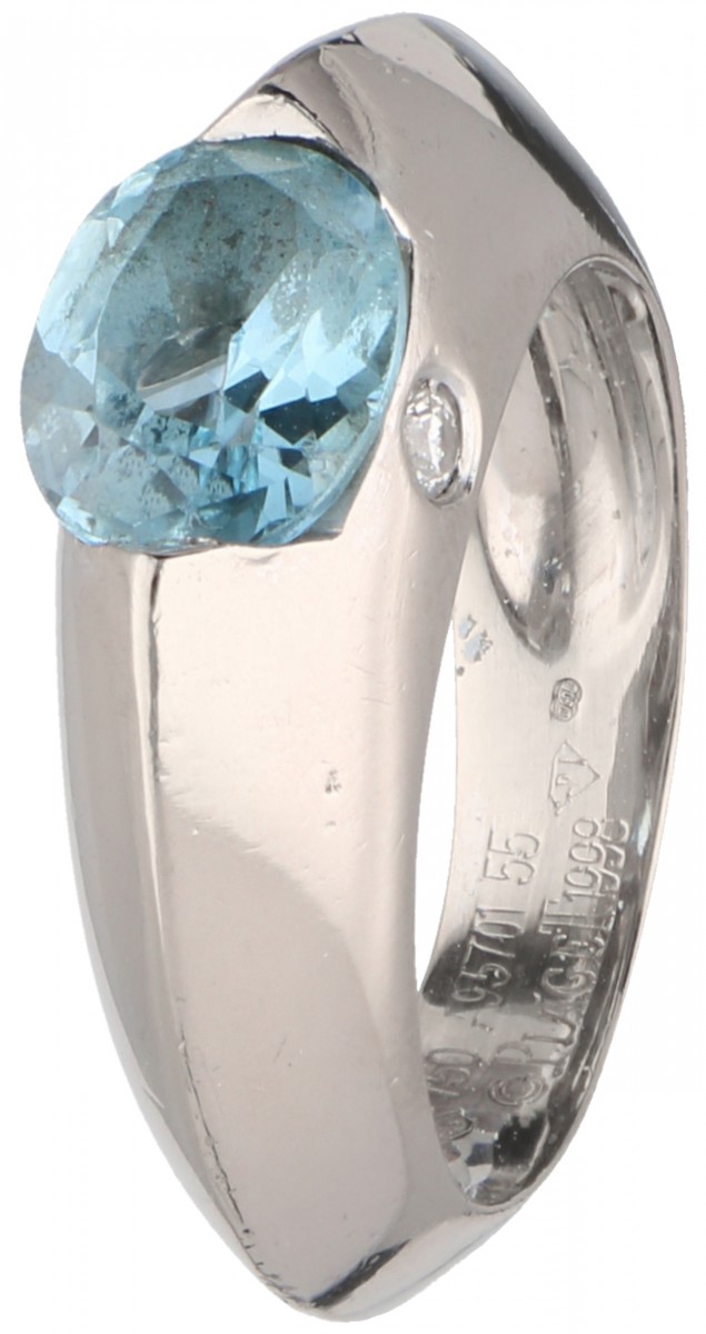 Witgouden Piaget ring, met ca. 0.03 ct. diamant en blauwe topaas - 18 kt.