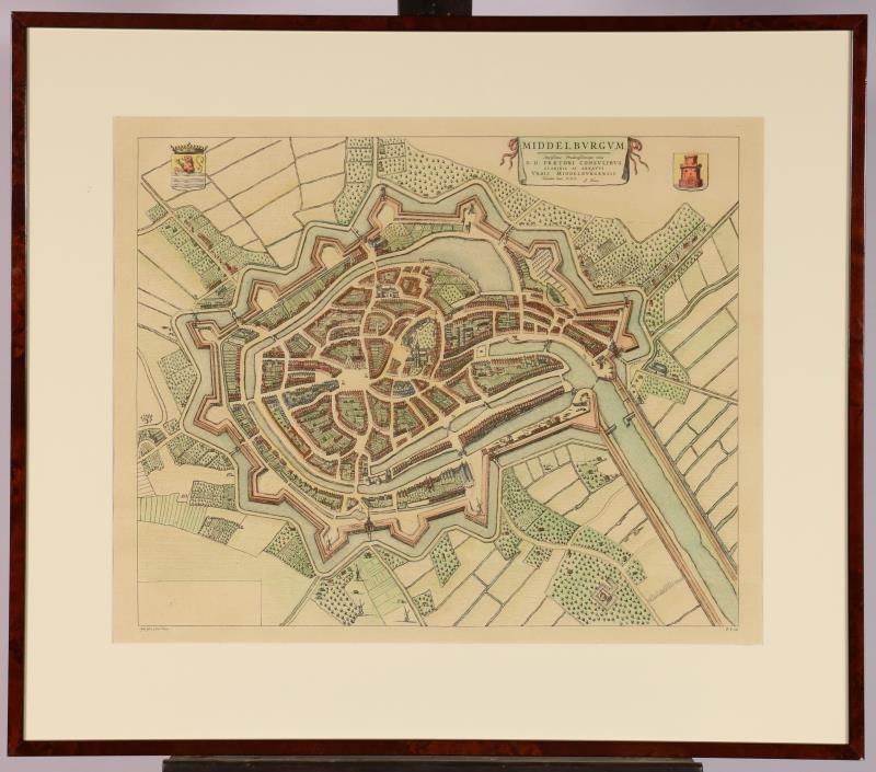 Een handingekleurde kaart van Middelburg met P:rovinciewapen linksboven en stadswapen rechtsboven. Naar een ouder voorbeeld van Johan en Cornelis Blau.