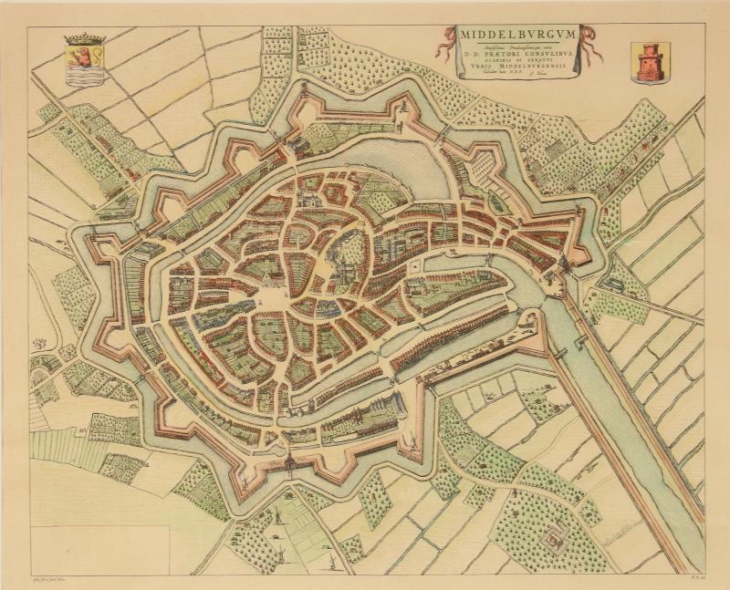 Een handingekleurde kaart van Middelburg met P:rovinciewapen linksboven en stadswapen rechtsboven. Naar een ouder voorbeeld van Johan en Cornelis Blau.